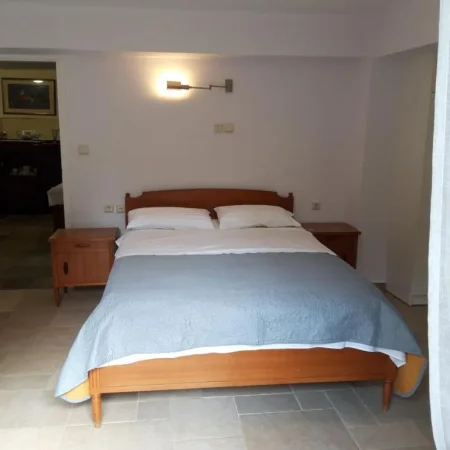 Tirane, jepet me qera apartament 1+1+Ballkon Kati 1, 75 m² 350 € (FRESKU)