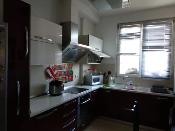 Tirane, jepet me qera apartament 2+1 Kati 4, 120 m² 450 € (xhamllik)