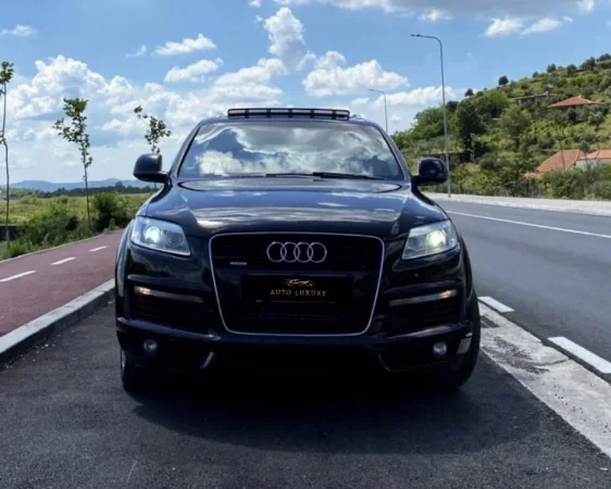 Elbasan, shitet makine Audi Q7 Nafte, e zeze automatik Klima 245 km 9.000 €