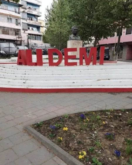 Tirane, shitet magazine Kati 0, 148 m² 266.400 € (Ali Demi)