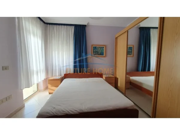 Tirane, jepet me qera apartament 2+1+Ballkon Kati 8, 112 m² 800 € (Komuna e Parisit)
