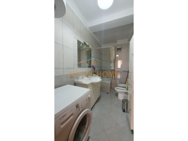 Tirane, jepet me qera apartament 2+1+Ballkon Kati 8, 112 m² 800 € (Komuna e Parisit)