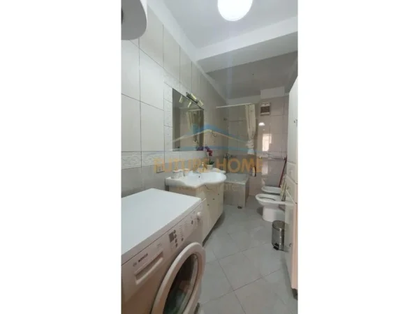 Tirane, jepet me qera apartament 2+1+Ballkon Kati 8, 112 m² 800 € (Komuna e Parisit)