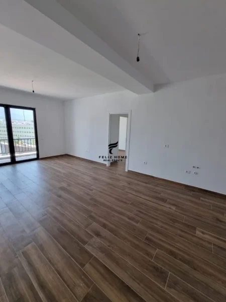 Tirane, jepet me qera zyre Kati 8, 125 m² 450 € (FARMACIA 10)