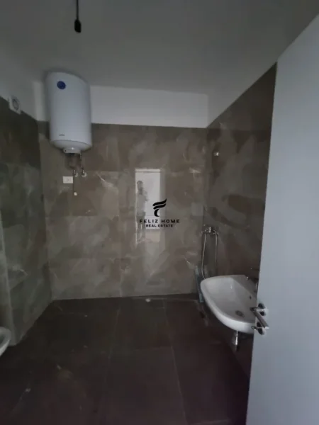 Tirane, jepet me qera zyre Kati 8, 125 m² 450 € (FARMACIA 10)