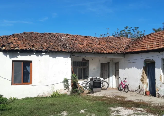 Kruje, Shitet Truall 300 m² + Ndertese 150 m², Cmimi Fillestar 912,000 Leke (Nikel)