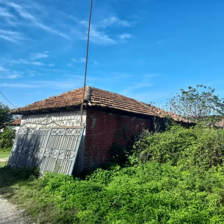 Kruje, Shitet Truall 300 m² + Ndertese 150 m², Cmimi Fillestar 912,000 Leke (Nikel)