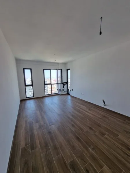 Tirane, jepet me qera zyre Kati 8, 74 m² 400 € (FARMACIA 10)