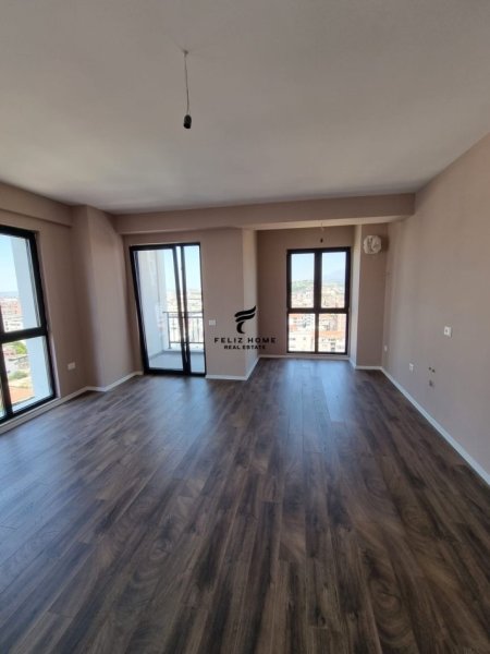 Tirane, jepet me qera zyre Kati 8, 74 m² 500 € (FARMACIA 10)