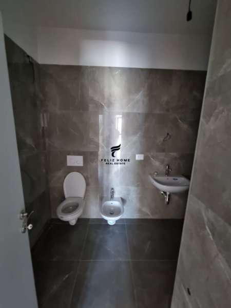 Tirane, jepet me qera zyre Kati 8, 74 m² 500 € (FARMACIA 10)