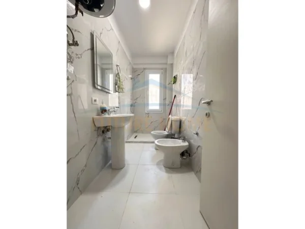 Tirane, jepet me qera apartament 2+1 Kati 3, 600 m² 600 € (Fusha e aviacionit)