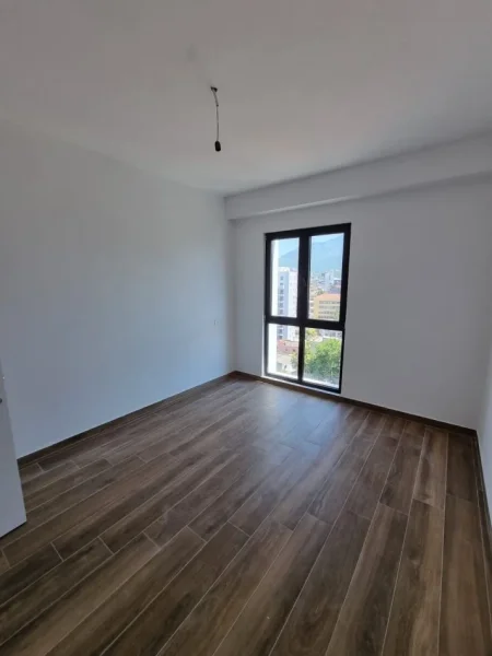 Tirane, jepet me qera zyre Kati 10, 124 m² 500 € (FARMACIA 10)