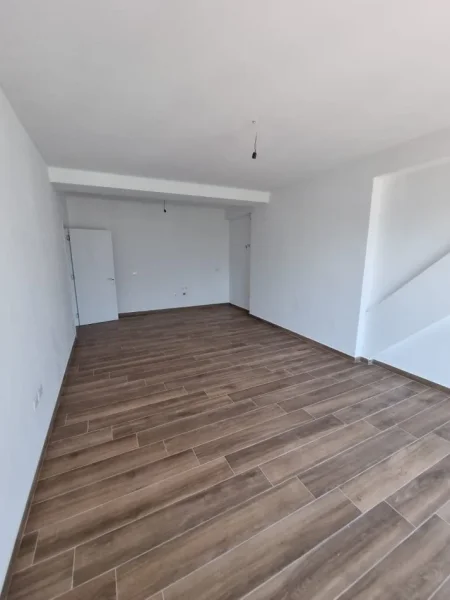 Tirane, jepet me qera zyre Kati 10, 124 m² 500 € (FARMACIA 10)