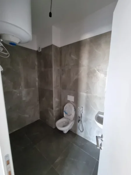 Tirane, jepet me qera zyre Kati 10, 124 m² 500 € (FARMACIA 10)