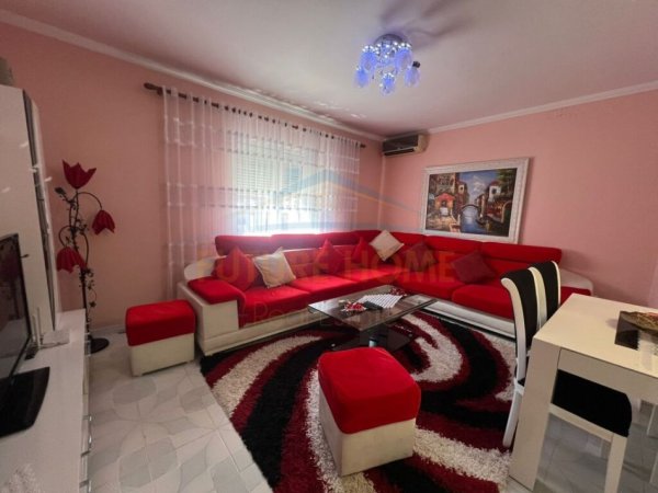 Tirane, jepet me qera apartament 2+1 Kati 4, 75 m² 500 € (ISH PARKU)