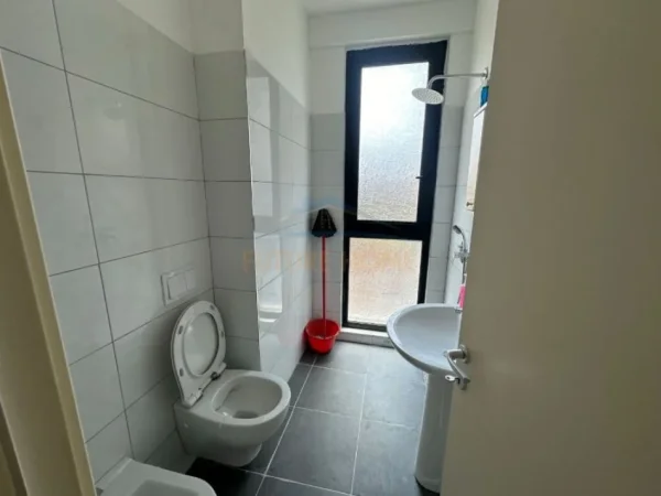 Tirane, jepet me qera apartament 1+1 Kati 1, 58 m² 400 € (ALI DEMI)