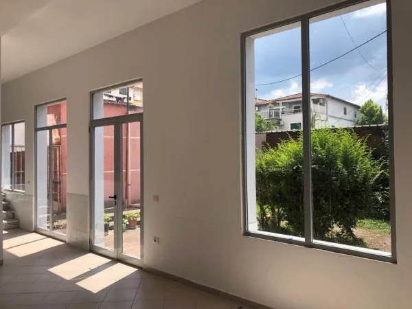 Tirane, shitet ambjent biznesi Kati 0, 100 m² 135.000 € (Te rruga e Qelqit ne Kombinat)