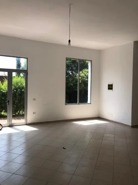 Tirane, shitet ambjent biznesi Kati 0, 100 m² 135.000 € (Te rruga e Qelqit ne Kombinat)