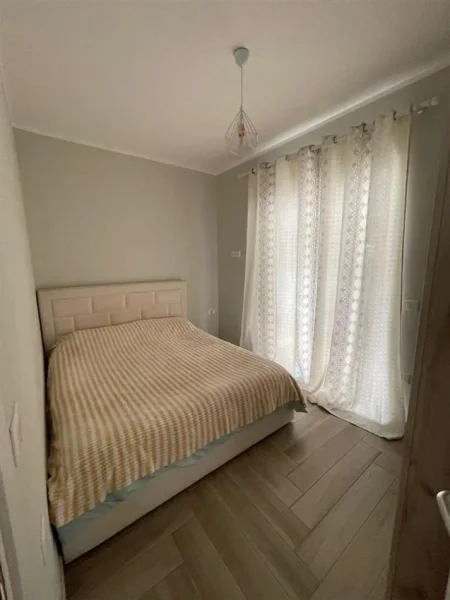 Tirane, jepet me qera apartament 1+1 Kati 1, 58 m² 400 € (KINOSTUDIO)