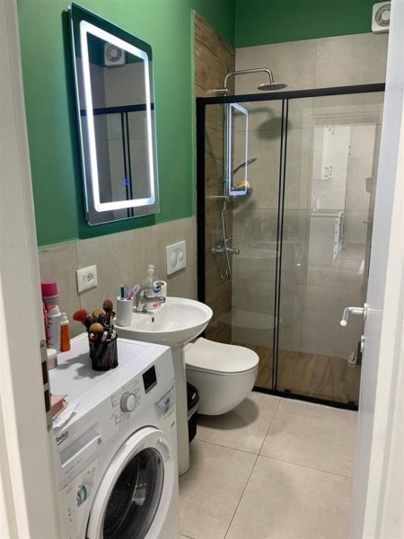 Tirane, jepet me qera apartament 1+1 Kati 1, 58 m² 400 € (KINOSTUDIO)