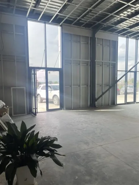 Tirane, jepet me qera magazine Kati 0, 200 m² 1.500 € (Mezez)