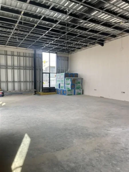 Tirane, jepet me qera magazine Kati 0, 200 m² 1.500 € (Mezez)