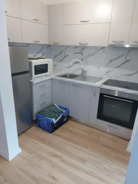 Tirane, jepet me qera apartament 1+1+Ballkon Kati 1, 70 m² 350 € (MATERNITETI I RI BRRYLI)