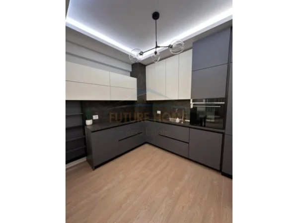 Tirane, shitet apartament 2+1+Ballkon Kati 6, 91 m² 173.000 € (Yzberisht)