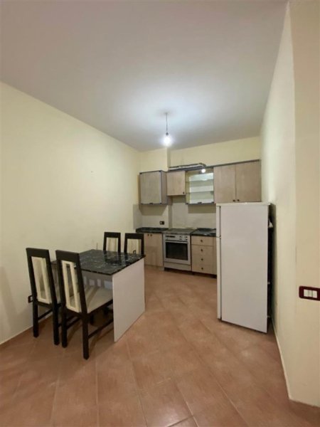 Tirane, jepet me qera apartament 1+1+Ballkon Kati 7, 57 m² 450 € (RRUGA E KAVAJES)