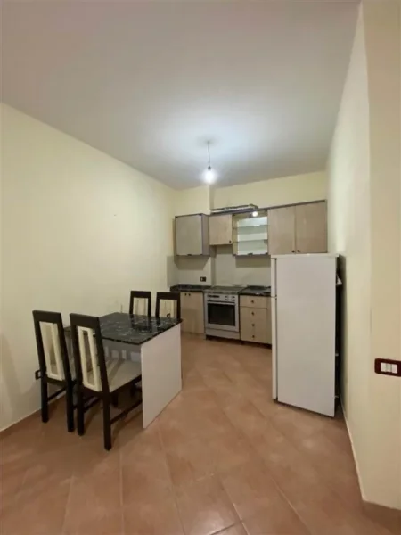 Tirane, jepet me qera apartament 1+1+Ballkon Kati 7, 57 m² 450 € (RRUGA E KAVAJES)