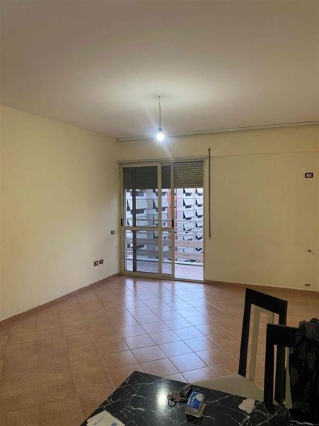 Tirane, jepet me qera apartament 1+1+Ballkon Kati 7, 57 m² 450 € (RRUGA E KAVAJES)