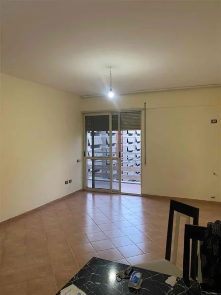Tirane, jepet me qera apartament 1+1+Ballkon Kati 7, 57 m² 450 € (RRUGA E KAVAJES)