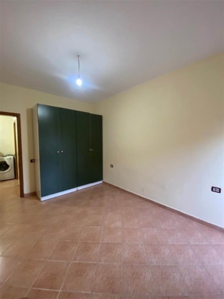 Tirane, jepet me qera apartament 1+1+Ballkon Kati 7, 57 m² 450 € (RRUGA E KAVAJES)