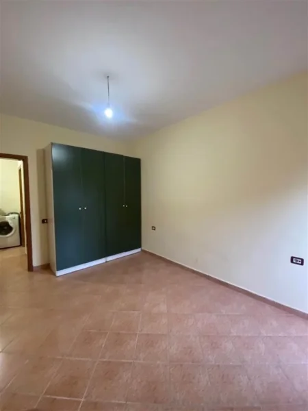 Tirane, jepet me qera apartament 1+1+Ballkon Kati 7, 57 m² 450 € (RRUGA E KAVAJES)