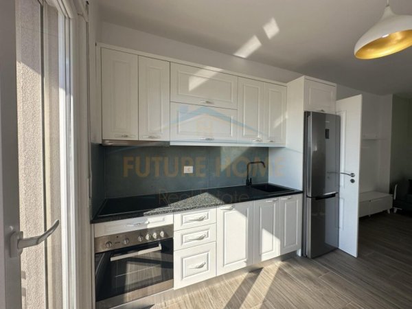 Tirane, jepet me qera 2+1+Ballkon Kati 5, 98 m² 500 € (rruga sokarat miho astir)