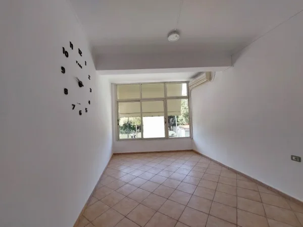 Vlore, jepet me qera ambjent biznesi Kati 2, 70 m² 250 € (Rruga Zaho Koka. Pranë shkollës Jani Minga)