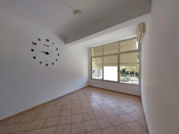 Vlore, jepet me qera ambjent biznesi Kati 2, 70 m² 250 € (Rruga Zaho Koka. Pranë shkollës Jani Minga)