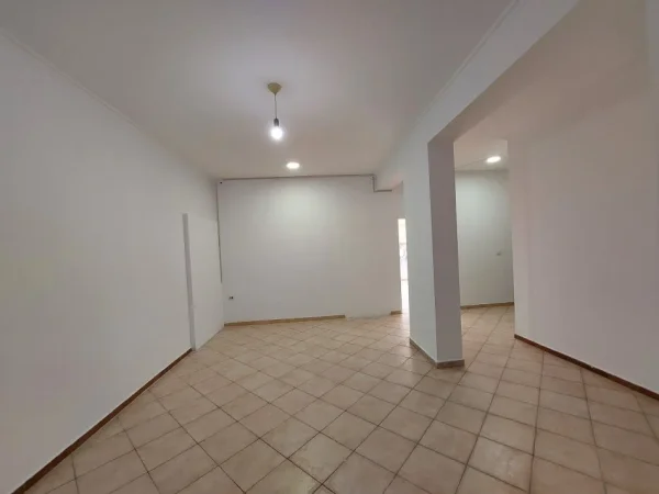 Vlore, jepet me qera ambjent biznesi Kati 2, 70 m² 250 € (Rruga Zaho Koka. Pranë shkollës Jani Minga)