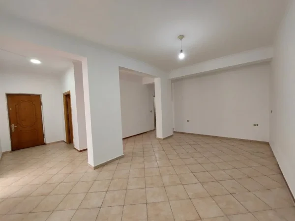 Vlore, jepet me qera ambjent biznesi Kati 2, 70 m² 250 € (Rruga Zaho Koka. Pranë shkollës Jani Minga)