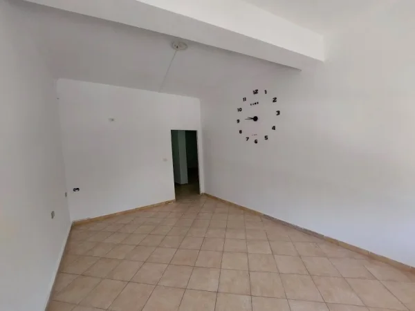 Vlore, jepet me qera ambjent biznesi Kati 2, 70 m² 250 € (Rruga Zaho Koka. Pranë shkollës Jani Minga)