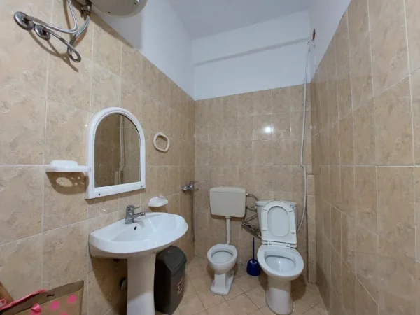 Vlore, jepet me qera ambjent biznesi Kati 2, 70 m² 250 € (Rruga Zaho Koka. Pranë shkollës Jani Minga)