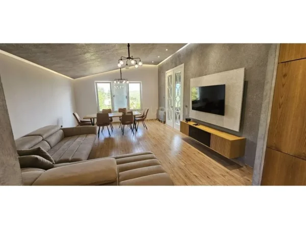 Tirane, shes Vile 3 Katshe Kati 3, 384 m² 550.000 € (PETRELE)