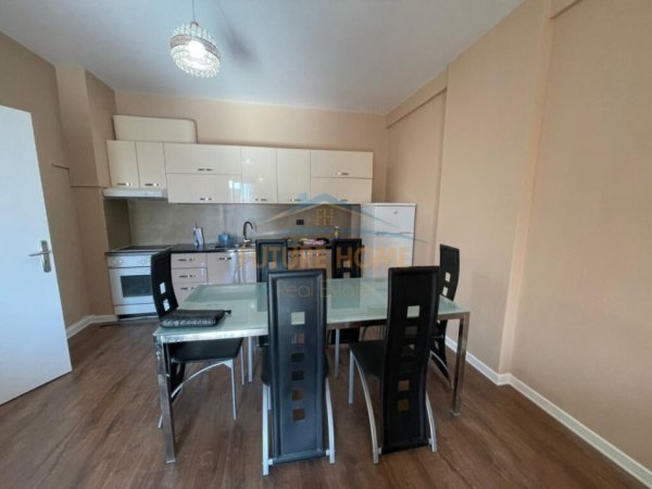 Tirane, jepet me qera apartament 2+1+Ballkon , 83 m² 450 € (UNAZA E RE)