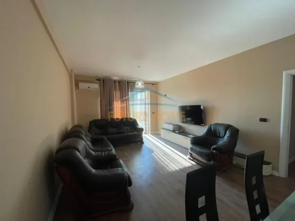 Tirane, jepet me qera apartament 2+1+Ballkon , 83 m² 450 € (UNAZA E RE)