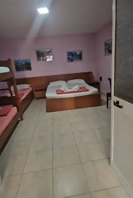 Tirane, jepet me qera apartament 1+1 Kati 1, 65 m² 400 € (Qender)