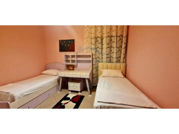 Tirane, jepet me qera apartament 3+1+2 Kati 7, 120 m² 700 € (Qendër)
