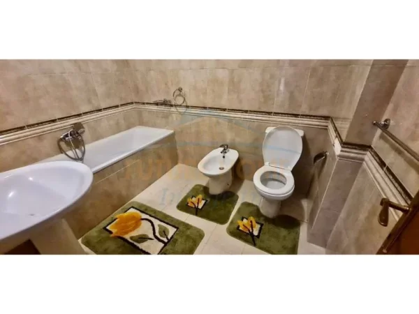 Tirane, jepet me qera apartament 3+1 Kati 7, 120 m² 700 € (QENDER,TIRANE)