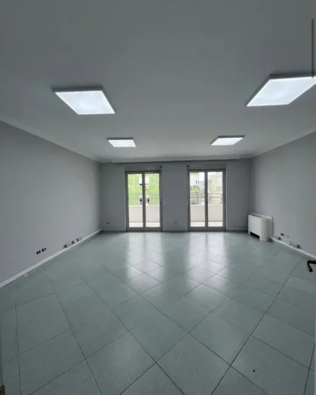 Tirane, jepet me qera ambjent biznesi Kati 9, 131 m² 1.000 € 