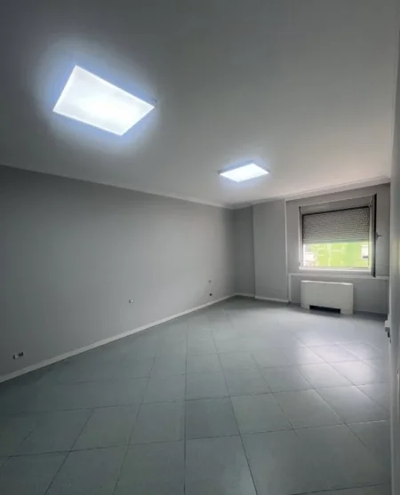 Tirane, jepet me qera ambjent biznesi Kati 9, 131 m² 1.000 € 