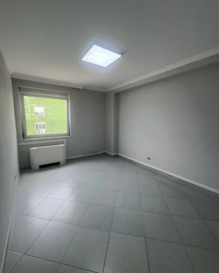 Tirane, jepet me qera ambjent biznesi Kati 9, 131 m² 1.000 € 